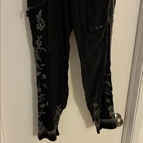 NWT Johnny Was Biya Black Adventura Cargo Pants with Floral Embroidery size 2 - Picture 6 of 15